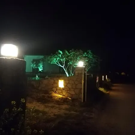 Meyve Bahceli Kirmizi Ev Ovacik (Cesme)