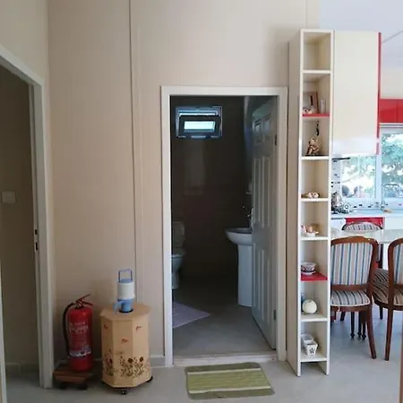 Meyve Bahceli Kirmizi Ev Semesterbostad *