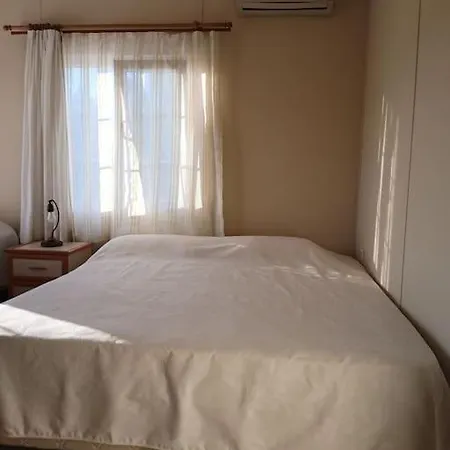 Meyve Bahceli Kirmizi Ev Ovacik (Cesme)