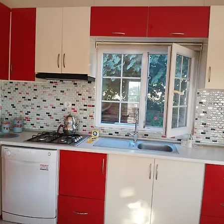 Meyve Bahceli Kirmizi Ev Semesterbostad Ovacik (Cesme)