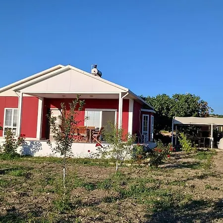 Meyve Bahceli Kirmizi Ev Ovacik (Cesme)