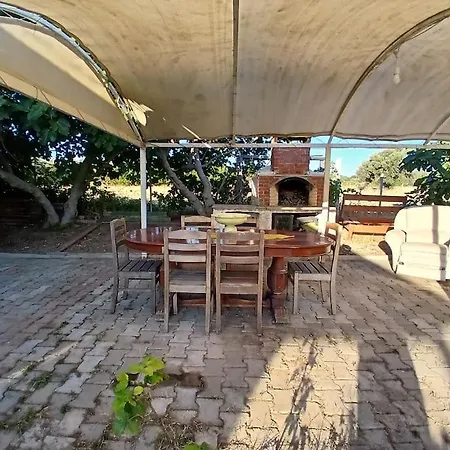 Meyve Bahceli Kirmizi Ev * Ovacik (Cesme)